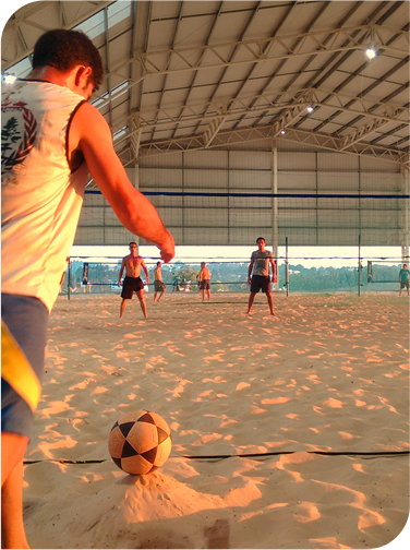 Jogo de futebol de areia