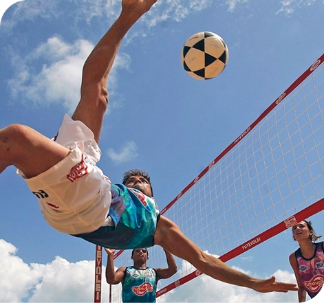 Jogador dando voleio na bola